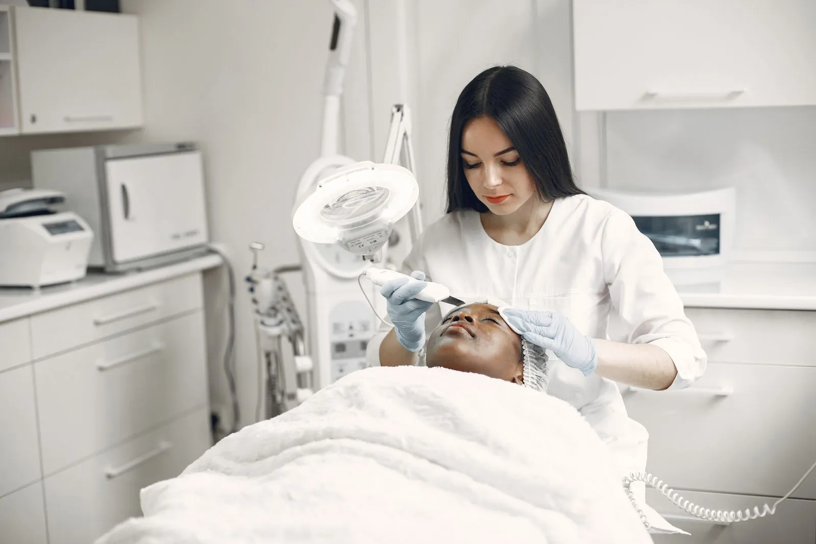 Practitioner carrying out an aesthetic skin treatment